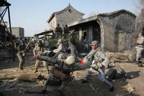 1943年八路军政委秦光重伤，心生一计倒地装死，成功躲避日寇搜查