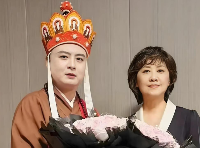 72岁朱琳现身，容貌变化惊为天人，“女儿国国王”果然名不虚传