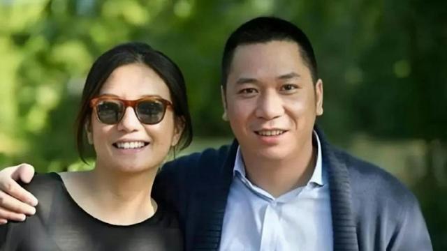 赵薇提交文件揭露前夫谎言，公开离婚日期，黄有龙涉嫌信披违规