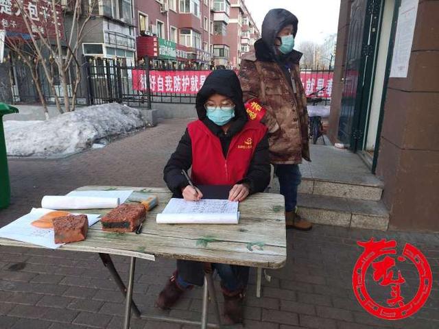 19岁志愿者守住小区口 不管谁说啥都得按规定来