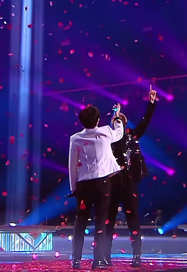 周深、GAI含泪合唱《玫瑰少年》,却被骂上了热搜