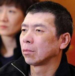 白癜风导演(冯小刚：抛弃结婚15年的原配，40岁娶小10岁徐帆，63岁至今不生娃)