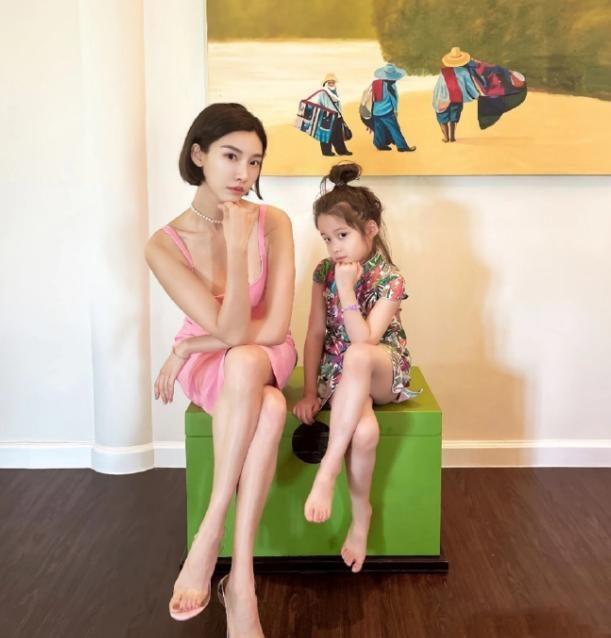 赌王三房前儿媳齐娇状态好,前婆婆独宠两个孙女,过幸福名媛生活