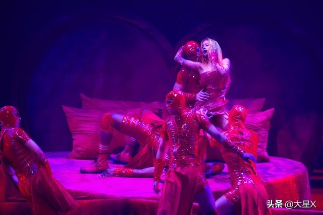 露三点,漆皮衣,42岁的蔡依林错把低俗当成了艺术!