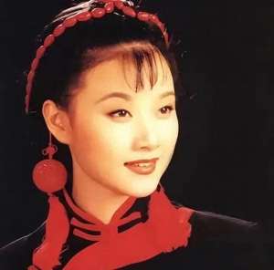 宋祖英年龄(58岁宋祖英近况罕见曝光：住北京豪宅，身材丰腴，皮肤光滑不显老)