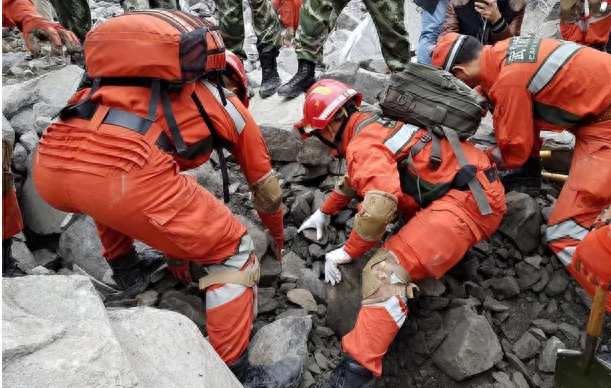 16年前,汶川女警揭衣露乳哺育9婴,归来连升四级,最后结局泪目