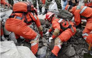 母乳少女(16年前,汶川女警揭衣露乳哺育9婴,归来连升四级,最后结局泪目)