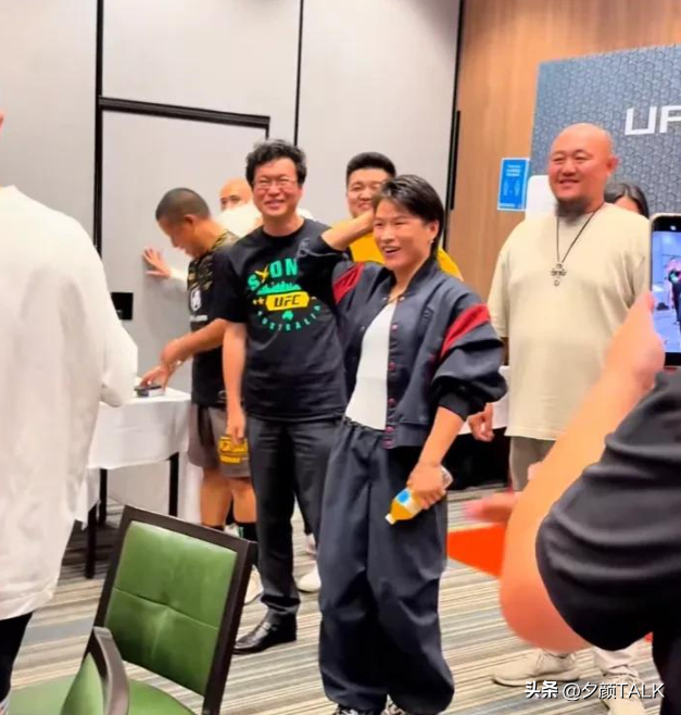 卫冕冠军后,张伟丽在悉尼参加庆功宴,网友说杰森斯坦森也来了