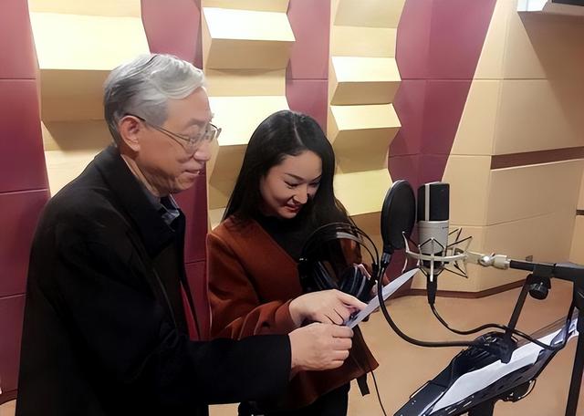 “甜歌皇后”杨钰莹：事业巅峰因与富二代恋情退圈，今53岁仍单身