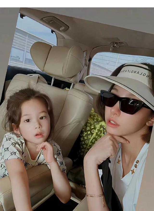 赌王三房前儿媳齐娇状态好,前婆婆独宠两个孙女,过幸福名媛生活