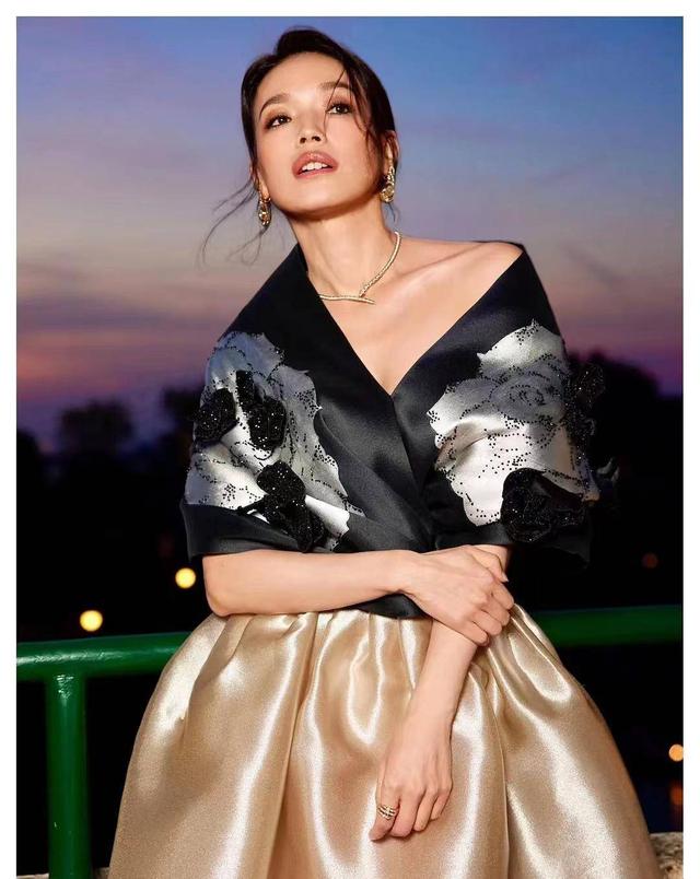 舒淇成名史：19岁全裸写真，20岁一脱成名，性感女神崛起之路