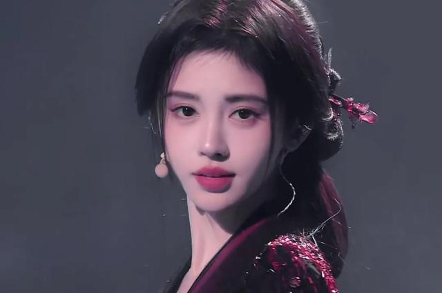 北京这一夜，鞠婧祎再现半永久妆容，王霏霏脸微肿，潘玮柏发福