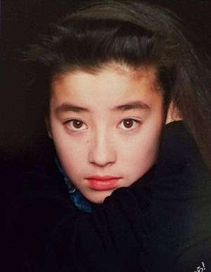 宫泽(14岁陪睡导演,16岁拍大尺度写真,母亲的贪欲毁宫泽理惠一生)