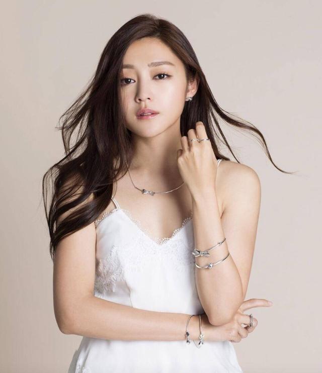 香港女演员为新戏放弃形象饰演轻熟女 直言难忍混乱的拍摄场景