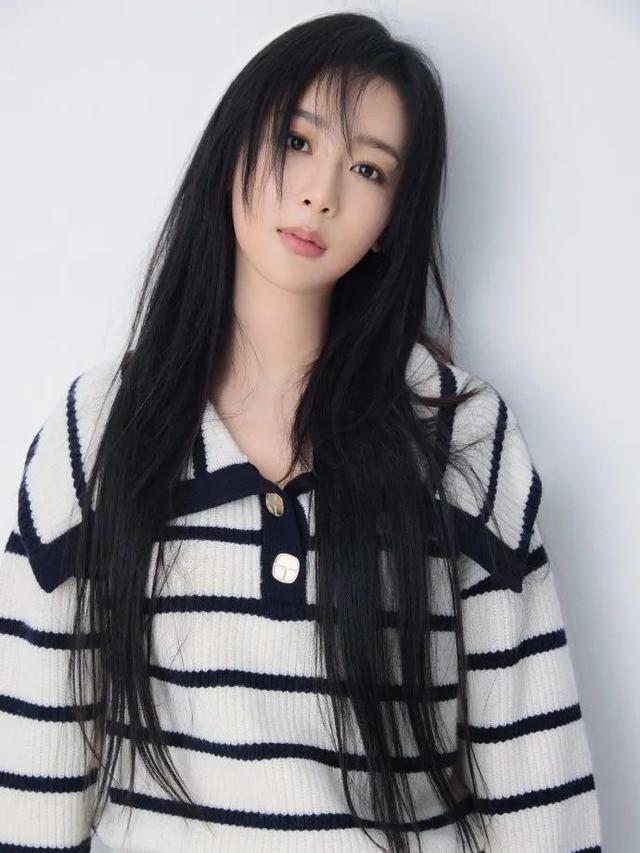 杨紫30岁生日晒出14张照片庆生，脸长山根粗壮，网友热议撞脸那英