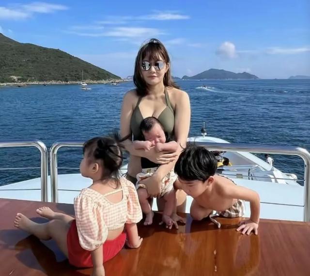 34岁女网红甘当小三，金主是66岁富豪，餐厅内激吻被拍，身材火辣