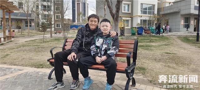 【奔流·对话】两年坚持背同学上学:非亲兄弟却情同手足