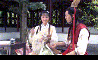 五版晴雯撕扇,有人在撕扇,有人像大小姐,有人像凶婆娘?