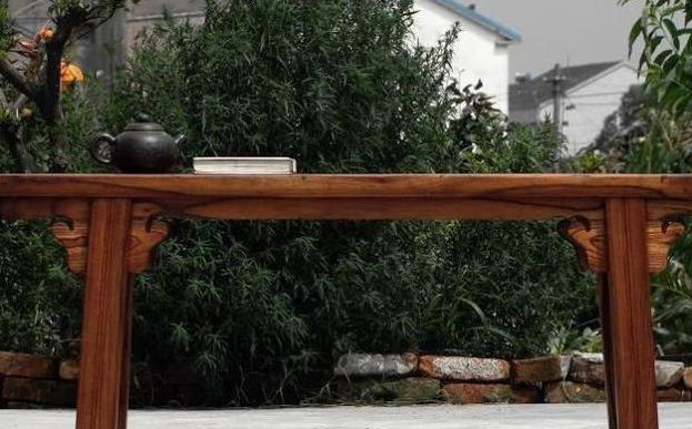 为什么酒店床尾都会摆一个凳子？其实这是古人发明的，叫“春凳”