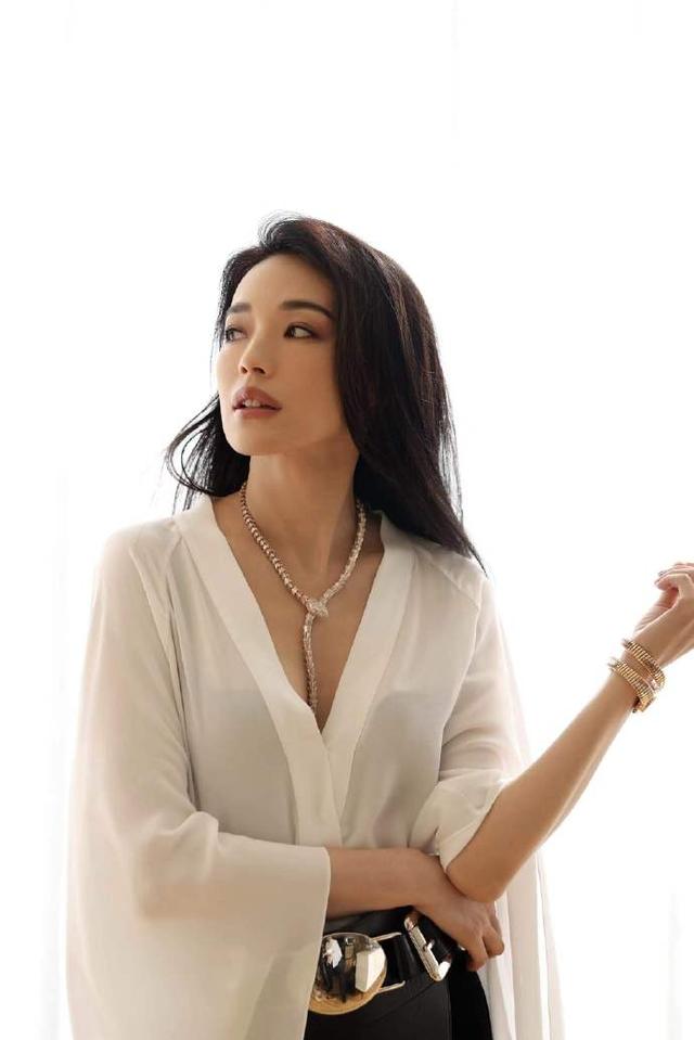 舒淇成名史：19岁全裸写真，20岁一脱成名，性感女神崛起之路