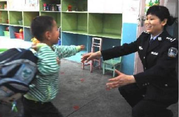 16年前,汶川女警揭衣露乳哺育9婴,归来连升四级,最后结局泪目