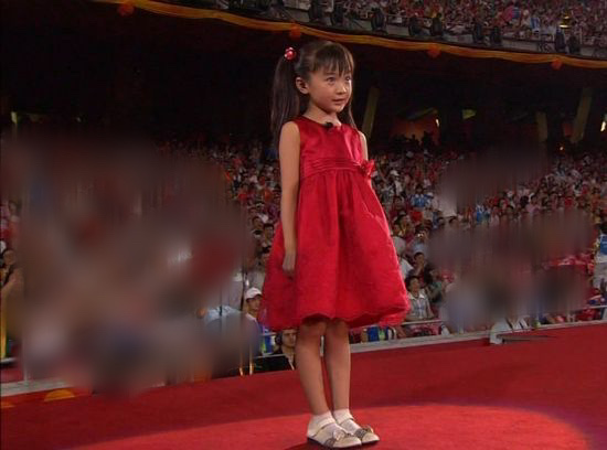 21岁童星林妙可发福了?面部圆润有肿胀感,穿衣风格太老气