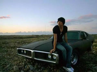 41岁周杰伦晒百万豪车，5岁女儿罕露面，坐后座气质超像昆凌