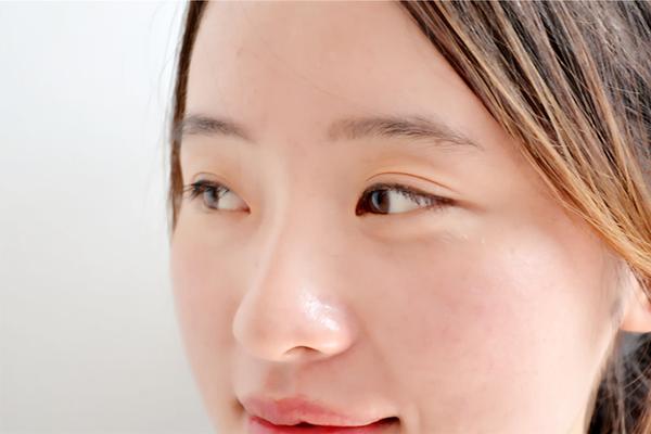 为什么别人腋下光秃秃，你却长了很多腋毛？到底应不应该刮？