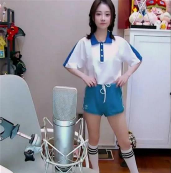 童颜冯提莫白袜直播秀“腿”,却被网友翻出一张最想删除的照片