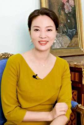 央视熟女主播(刘芳菲不愧是央视“气质”主持，穿黄色连衣裙端庄优雅，太漂亮了)