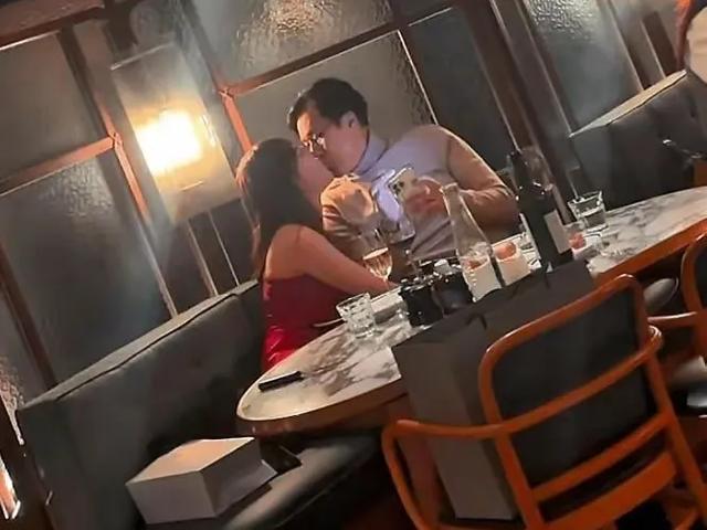 34岁女网红甘当小三，金主是66岁富豪，餐厅内激吻被拍，身材火辣