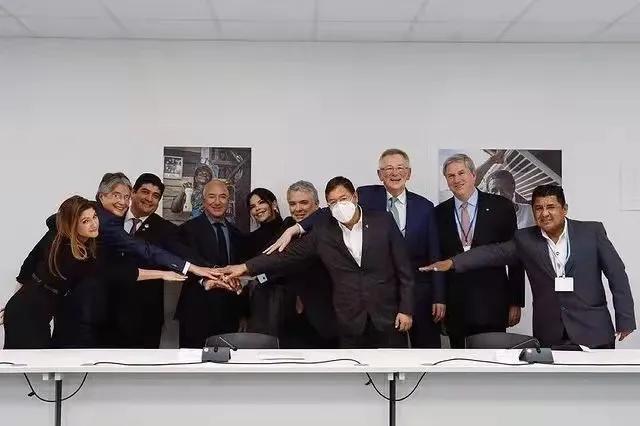 世界首富女友“女主播”造型惊艳,一身红亮相,西装穿出性感范儿