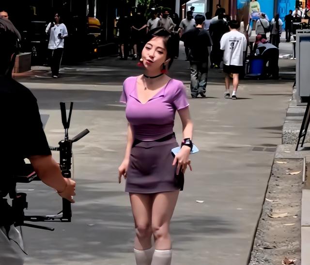 女主播冯提莫尺度越来越大,直播洗头又走光?网友:身材变化惊人