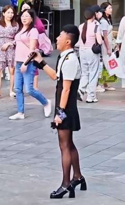 超短裙丝袜女主播热舞(辣眼睛深圳一男子穿裙子黑丝直播跳舞被警察驱赶,网友直呼管的好)