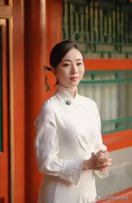 中国大胸美女主播(真带劲离开央视的主持人李思思,丰满了,变成胸大腰细的美娇娘)