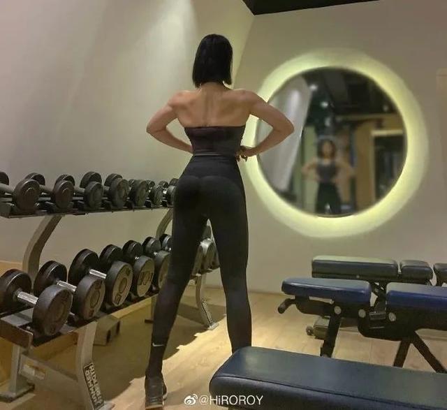 武汉26岁美女主播,常年健身练出好身材,网友直呼看了不想换台