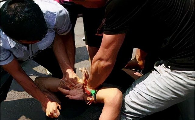 通缉犯“红桃5”：潜逃16年混成佛门高僧，袈裟中藏70万现金