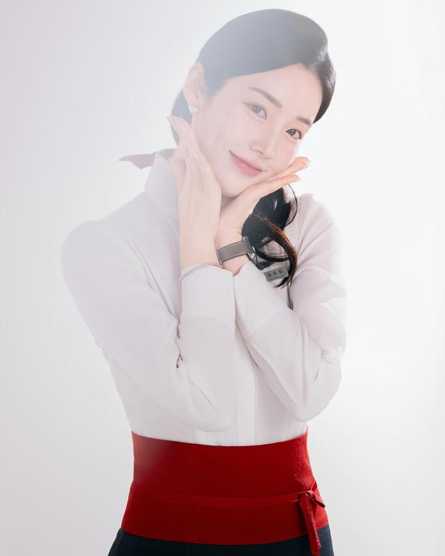 韩国空姐:酒窝小美女,笑起来超甜!