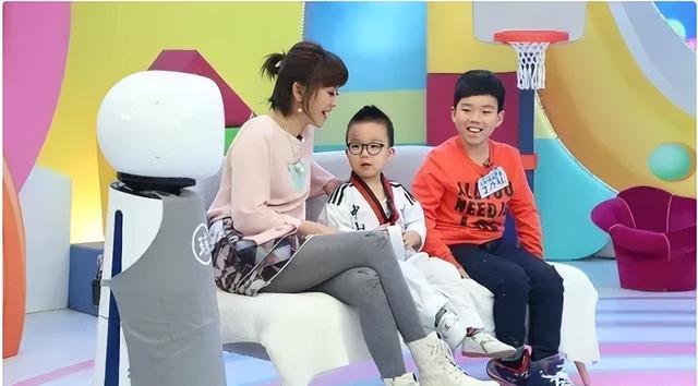 方琼:最适合穿丝袜的女主持人,每一个镜头都那么美,令人着迷