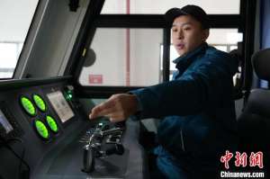 星光“铺轨人”的青春画像:用热忱守护交通脉动