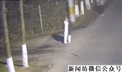 男主播与人打赌，失败后竟直播混入女浴室...