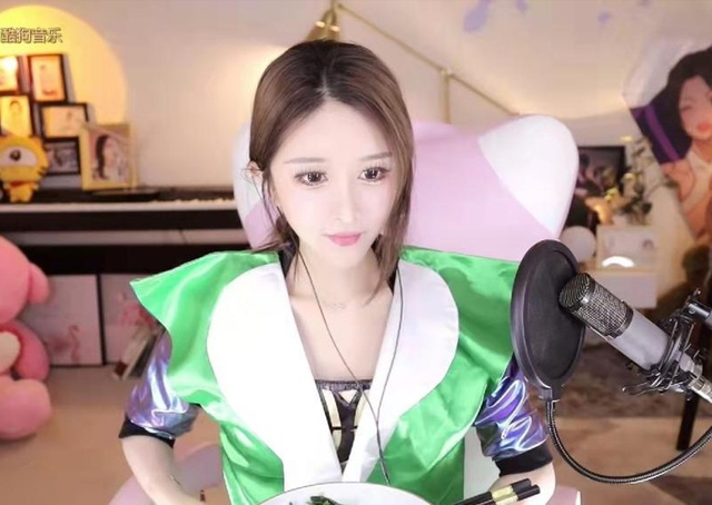 林七七泳装出镜却遭质疑,当场取出胸垫自证清白,大秀无死角身材