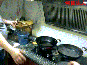 爆笑gif：第一次做水煮鳝鱼，场面有点控制不住！