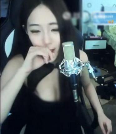 女主播直播游戏，网友称好大胆！