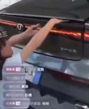 女主播直播下跪1小时(美女直播卖车惨叫痛哭，被防夹车门夹手，瘫软跪地再被吊起)