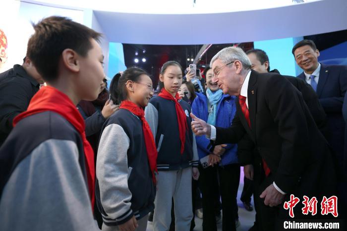 国际奥委会主席巴赫:中国推动全球冬季运动发展