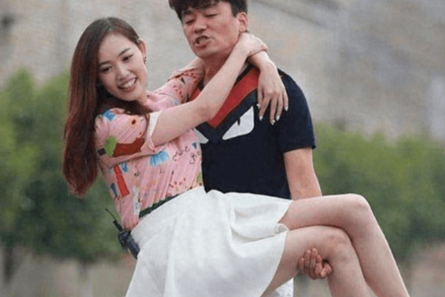 马蓉直播带货惹众怒,露胸解扣子还提王宝强,网友怒斥:真无耻!