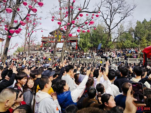 爆火的“王婆说媒”背后：有人寻找爱情，有人寻找流量，“王婆”只求别“挖坑”