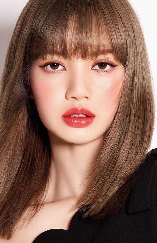 顶胯扭腰抖胸舔舌头，韩女星的大尺度舞蹈越来越多