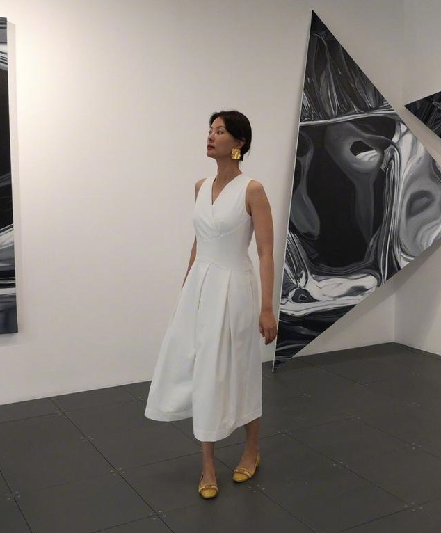 刘芳菲不愧是央视“气质”主持,穿黄色连衣裙端庄优雅,太漂亮了